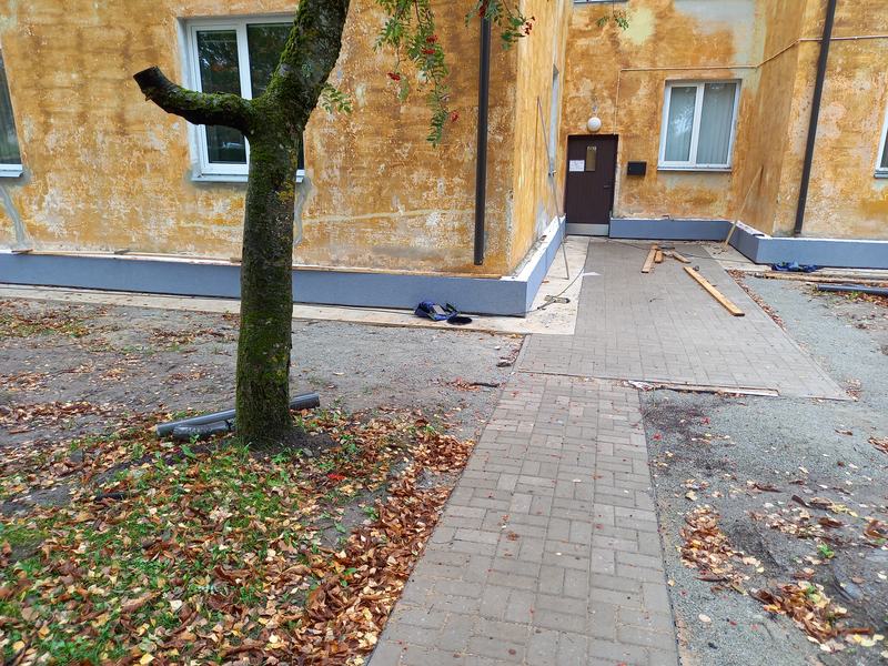 Korterelamu sissepääsu juures uuendatud sokkel ja uus kivisillutis